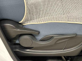 運転手の体格に合わせて運転席の座面の高さ調整ができるシートリフターが付いてます