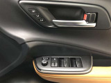 【マイコンプリセットドライビングポジションシステム】運転席に2名分のステアリング、シート、ドアミラーのポジションを記憶・再現します。