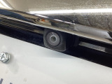 車の後方に小型カメラが付いておりバックする際の後方の様子をモニター上に表示します。