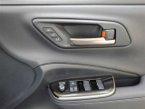 運転席シートポジションメモリーでスイッチを押すだけでシートが設定したポジションに動くので便利です!