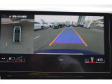 リアビューカメラ『入車経路を算出し、ガイドラインと補助線をディスプレイに表示します。同時にバンパーに内蔵のセンサーが障害物を感知し音で注意を促します。後方の死角も安心していただけます。』