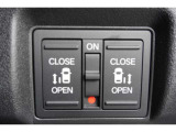 後席の電動スライドドアのボタンが運転席周りについています!