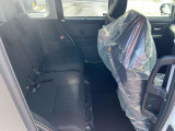 後部座席も十分な広さがあります!シートを倒せば荷物もさらに沢山積めますね♪