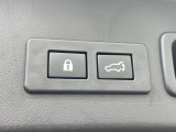 【パワーバックドア】スマートキーや運転席のボタンを押すだけでリアゲートが自動で開閉します!荷物を持っている時や、高い位置にあるバックドアを閉める際に便利な機能です♪
