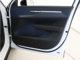 運転席ドアの全景です。キャビンを彩るすべてのものに、機能を形にした美しさが備わっています。