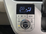 【オートエアコン】一度お好みの温度に設定すれば、車内の温度を検知し風量や温度を自動で調整。暑い&hellip;寒い&hellip;と何度もスイッチ操作をする必要はありません。快適な車内空間には必須の機能ですね♪
