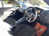 無駄をそぎ落とした上質な車内空間と操作部の設計