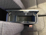 センターアームレスト付きで運転中も腕が楽々!