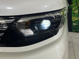 【LEDヘッドライト】悪天候や夜間走行時も良好な視界を確保し安心して運転できる高輝度LEDヘッドライトを装備!点灯速度が早く、消費電力も抑えられています。