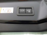電動式バックドアです。 荷物を持ったままでもボタン一つで自動的に開け閉めできるので便利ですよ。 挟み込み防止機能も付いていますのでお子様の手や荷物を挟み込むのを防いでくれますよ。