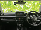 広々とした空間で、ゆったりとしたドライブを楽しめます。使い勝手の良い設計で、日常の移動も快適です。