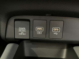 セレクトレバー奥にはUSB充電ポート付のトレーがございますので、スマートフォンなどの充電に便利にお使いいただけます。