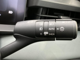 視認性の高い操作部で、安全な車線変更をサポート。スムーズな操作感で、ドライバーの負担を軽減します。