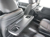 ◆シートバックテーブル◆フロントシートの背面に後席用のテーブルがついています。小物が置けて!カップホルダーもあります、ドライブ中や休憩時にも便利なテーブルです。