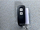 【スマートキーシステム】持っているだけでエンジン始動や、ドアロックの開閉までできる、鍵の抜き差しが不要な、便利なスマートキーを装備!