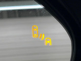 【ブラインドスポットモニター】走行中、ドアミラーの死角になりやすい箇所に後続車が接近するとサイドミラーのレンズに警告を表示!ドライバーに注意喚起をしてくれます。