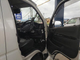 運転席ドア開放時のフロント室内写真です。シートの設置状態やドアインナーパネル周りのコンディションについて画像にてご確認ください。
