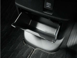 ◆センターロアボックス◆インパネ中央の下部には、ごみ箱としても使用する事ができるセンターロアボックスを装備しております。