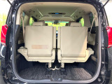 普段のお買い物や通勤、送迎等に十分な荷室スペースを確保しております。セカンドシートを倒すと、大きな荷物の積載も可能です♪
