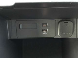 USBポート2個、AUX端子1個、シガー電源1個です!
