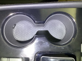 運転席からも助手席からも自由に使えるドリンクホルダー付。