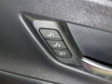 シートメモリー機能装備付きです。シートの位置をそれぞれ記憶しておく事ができるので、ご家族や、複数の方で車を乗られるオーナー様には、便利な機能です。