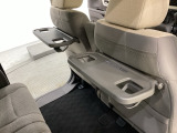運転席・助手席の背もたれには、2列目シート用にカップホルダー付きの「格納式のシートバックテーブル」を装備しています。休憩時のちょっとした時間などカップを置いたり、小物置きに使えて便利です。