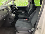運転席周りは機能的で使いやすく、細部にまでこだわった設計です。快適なドライビング空間を提供。