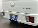【後退時ブレーキサポート】リヤバンパーに4つの超音波センサーを内蔵し、車両後方にある障害物を検知。透明なガラスなども検知でき、コンビニの駐車場などでの衝突回避をサポートします。