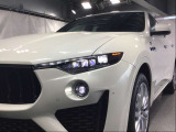 シャープな印象のLEDヘッドライト。レンズは透明感があり、良好なコンディションです。