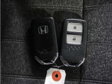 ◆スマートキー◆カギをバッグやポケットに入れたままでもドアロックの開閉ができる『スマートキー』付き!雨天や暗くなってもカギを取り出す必要がなくドアの開錠&エンジンも始動できます