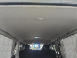 荷室後方より運転席方向を見渡した室内ルーフ内張りの拡大写真です。天井生地の状態やルームランプ周りのコンディションについて画像にてご確認ください。