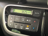 【オートエアコン】一度お好みの温度に設定すれば、車内の温度を検知し風量や温度を自動で調整。暑い&hellip;寒い&hellip;と何度もスイッチ操作をする必要はありません。快適な車内空間には必須の機能ですね♪