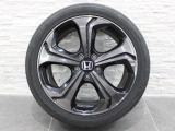 純正のアルミホイール+夏タイヤが付属しております。タイヤサイズは225/45R18となります。