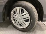 純正スチールホイールには専用ホイールトリム(カバー)を装着しております。足元を引き立てます。