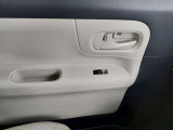 パワーウィンドウのスイッチです。運転席に居ながら窓を開け閉めのコントロールできます!
