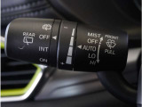 【オートワイパー機能】レバーをAUTOの位置にしているとき、レインセンサーが雨を感知すると、雨量に応じて、ワイパーが自動で作動します。