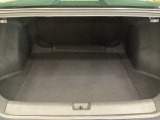 ラゲッジも広く使いやすいトランクは、開口部も広く荷物の積み下ろしもしやすいお車となっております。リアシートの背もたれは6:4の割合で分割して可倒できるので、長いお荷物などを載せることもできます。