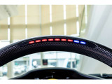F1マシンの技術から着想を得たシLEDステアリングホイール。フェラーリならではのレーシングフィールを味わえる人気の装備です。