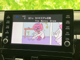 停車中に楽しめるTV機能で、待ち時間も快適に。家族や友人と一緒に、様々な番組をお楽しみいただけます(※走行中の視聴はできません)。