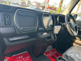 書類や小物を整理して収納できるグローブボックス。車内の空間をすっきりと保つのに役立ちます。