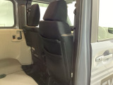 運転席後ろにリアシートを倒すときに外したヘッドレストを収納するスペースがあります