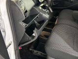 グローブボックス周り 運転席から中に収納した物をすぐに取り出せて便利です。