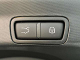バンパー下部への足先操作でオープン可能なハンズフリー電動テールゲート装備。両手で荷物を抱えている時などでも、便利に使えます。
