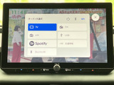 多彩なメディアに対応し、お好みの音楽やエンターテイメントをお楽しみいただけます。ラジオからストリーミングサービスまで、幅広いコンテンツを手元でコントロール。