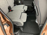 2列目シートにはオットマンが付いてます。足を伸ばした状態でリラックスしながらドライブを楽しめますね。