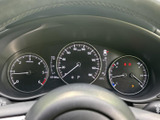 運転に必要な情報を分かりやすく表示。視認性の高いデザインで、安全運転をサポートします。スピードや燃料残量が一目で確認できます。