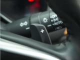 ◆減速セレクター◆ステアリングホイールの左右に取り付けられた2つのパドルスイッチで減速の強さを調整。 左側の「-」を操作すると減速を強く、右側の「+」を操作すると減速を弱くすることができます。
