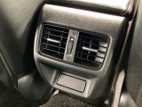 後部座席にもエアコンの吹き出し口があるので車内全体を快適に過ごすことができます。