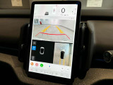 リアカメラによる後方の確認だけでなく、真上から見下ろすバードアイ映像を映し出す360&deg;ビューカメラで、自車周辺の詳細な状況を確認できます。見通しが悪く狭い場所で車を取り回す際には心強い味方となります。